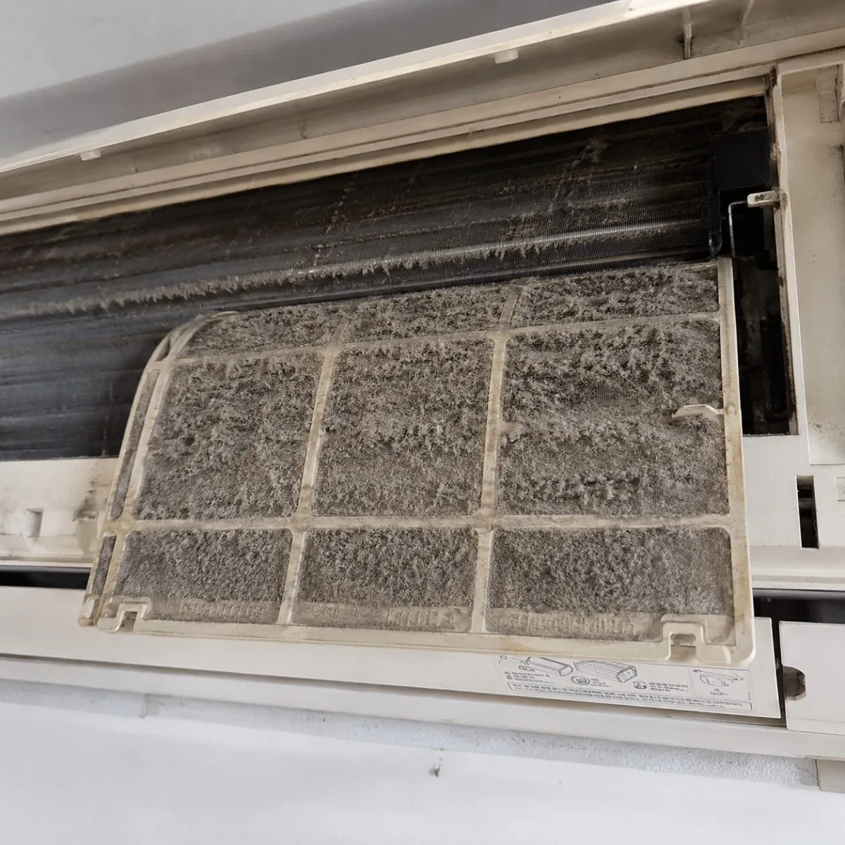 Filter AC penuh debu sebelum dibersihkan