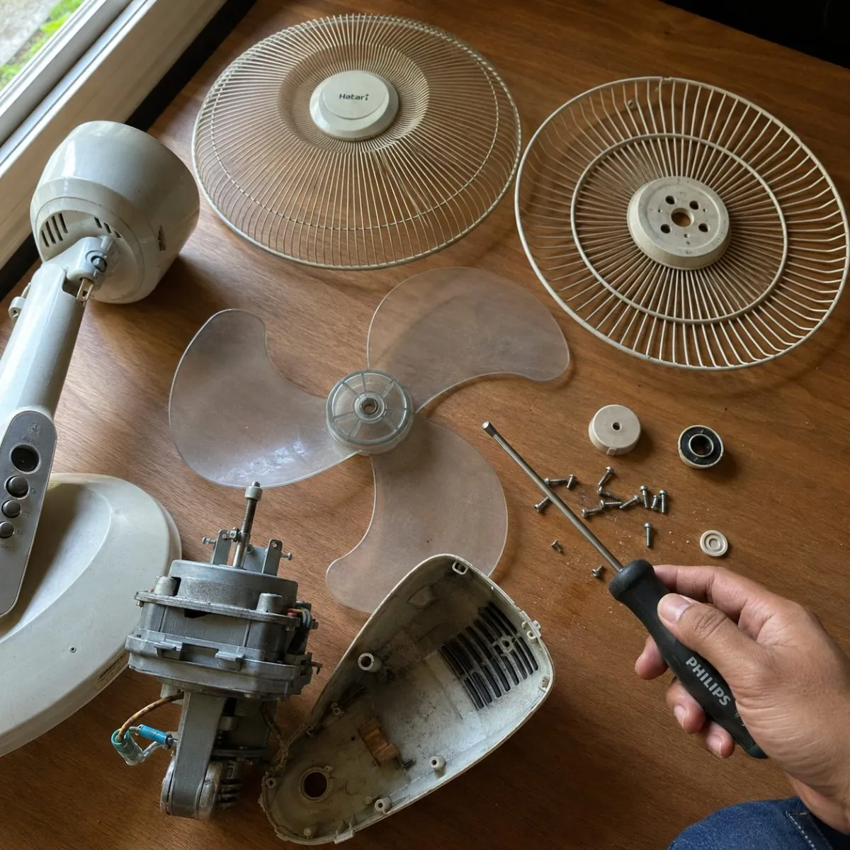 Bongkar kipas angin — motor, baling-baling, dan baut tersusun